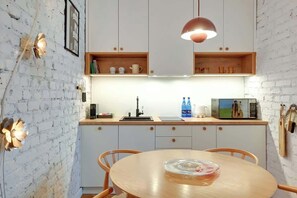 Wasserkocher mit Kaffee-/Teezubehör, Kühlschrank, Mikrowelle, Herdplatte