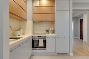 Wasserkocher mit Kaffee-/Teezubehör, Kühlschrank, Ofen, Herdplatte