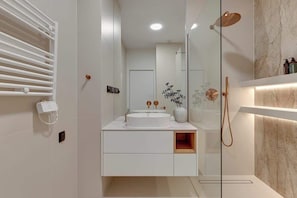 Douche, sèche-cheveux, shampoing