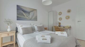 Tabla de planchar con plancha, cuna de viaje, wifi y ropa de cama