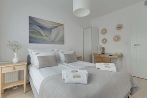 Tabla de planchar con plancha, cuna de viaje, wifi y ropa de cama 