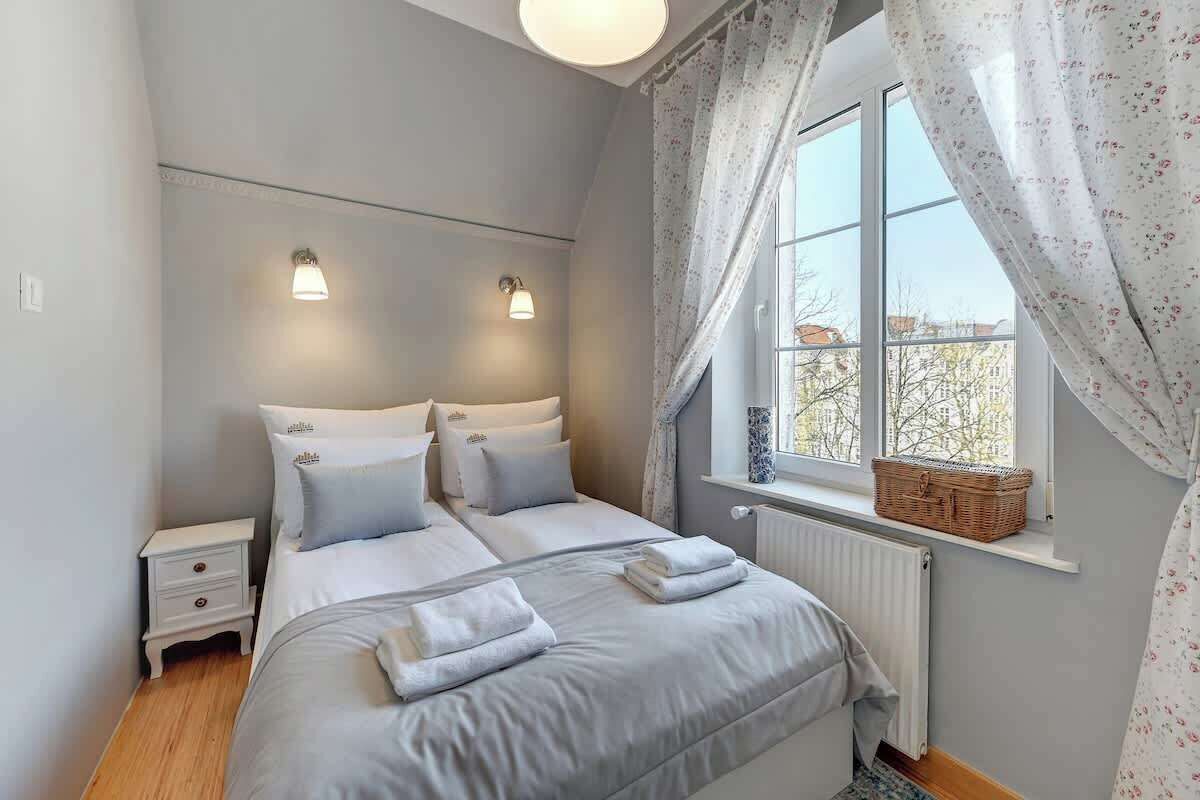 Tabla de planchar con plancha, wifi, ropa de cama
