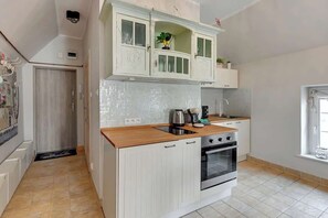 Wasserkocher mit Kaffee-/Teezubehör, Kühlschrank, Mikrowelle, Ofen