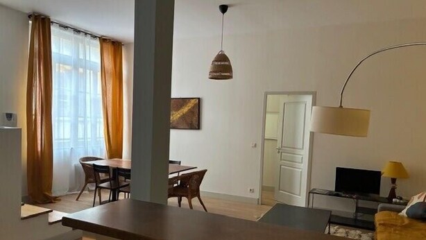 A modern living room with a dining area, a TV, and a lamp. - Roof terrace apartment in Avignon (Avignon)