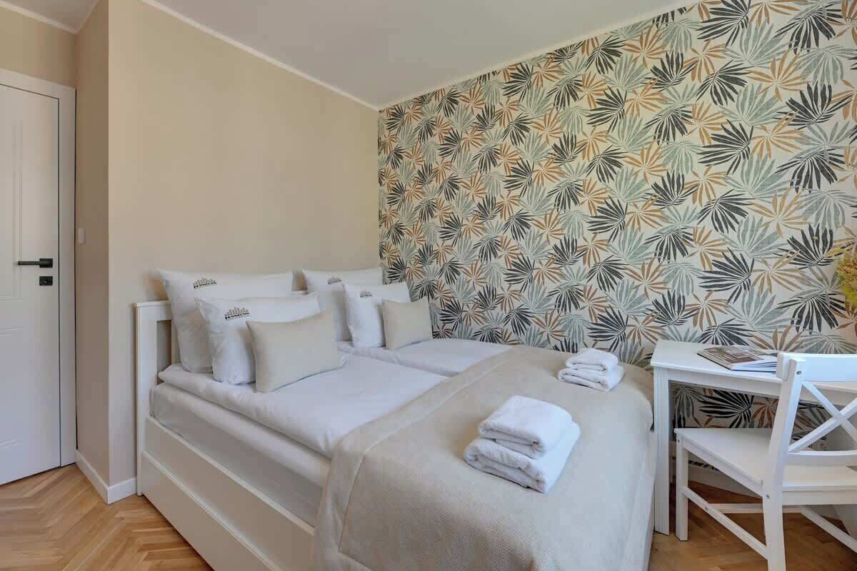 Iron/ironing board, WiFi, bed sheets