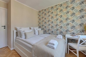 Tabla de planchar con plancha, wifi y ropa de cama 