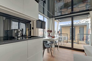 Réfrigérateur, surface de cuisson, lave-vaisselle, cafetière-théière