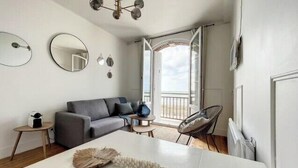 Una sala de estar moderna con un sofá, una mesa de comedor y una silla.