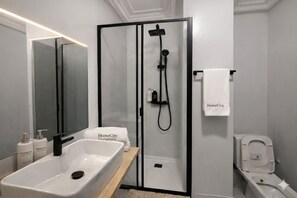 Een haardroger, handdoeken, zeep, shampoo