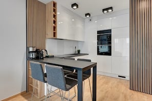 Wasserkocher mit Kaffee-/Teezubehör, Kühlschrank, Mikrowelle, Ofen