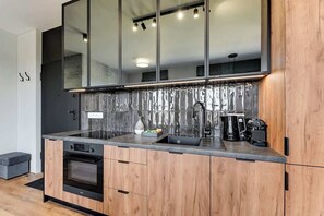 Wasserkocher mit Kaffee-/Teezubehör, Kühlschrank, Ofen, Herdplatte
