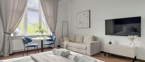 Iron/ironing board, WiFi, bed sheets