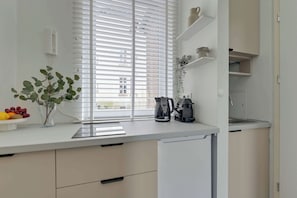Wasserkocher mit Kaffee-/Teezubehör, Kühlschrank, Herdplatte