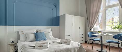 Iron/ironing board, WiFi, bed sheets