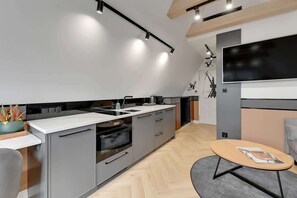 Wasserkocher mit Kaffee-/Teezubehör, Kühlschrank, Ofen, Herdplatte