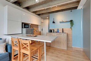 Wasserkocher mit Kaffee-/Teezubehör, Kühlschrank, Ofen, Herdplatte