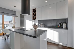 Wasserkocher mit Kaffee-/Teezubehör, Kühlschrank, Ofen, Herdplatte