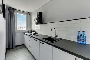 Wasserkocher mit Kaffee-/Teezubehör, Kühlschrank, Ofen, Herdplatte