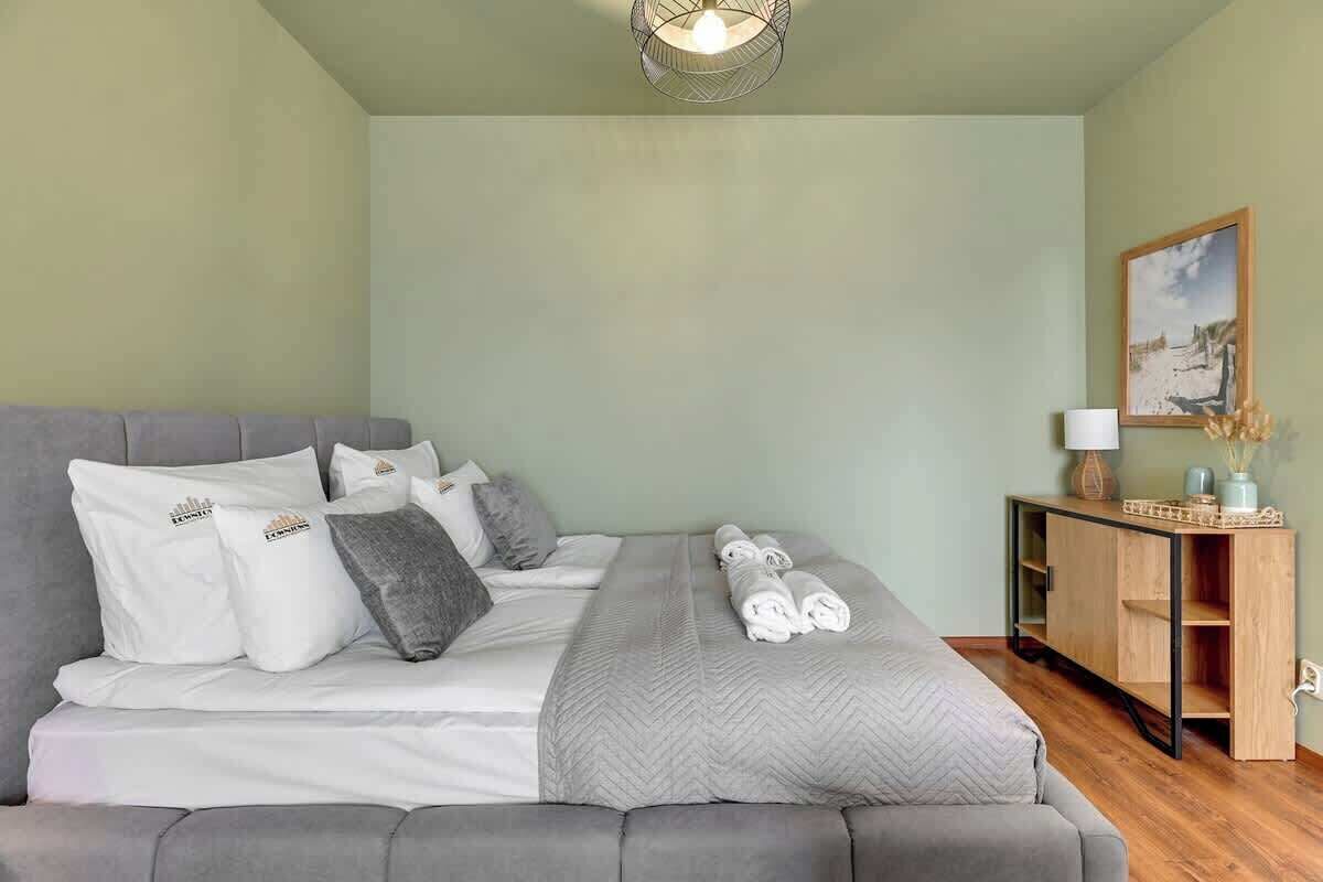 Iron/ironing board, travel cot, WiFi, bed sheets
