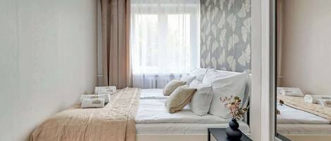 Iron/ironing board, travel crib, WiFi, bed sheets