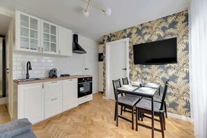 Kjøleskap, ovn, kokeplater og oppvaskmaskin