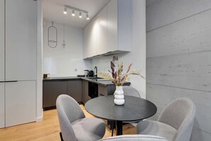 Wasserkocher mit Kaffee-/Teezubehör, Kühlschrank, Mikrowelle, Ofen