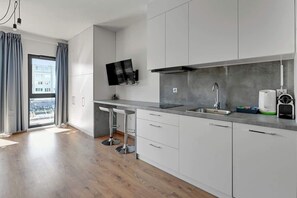 Wasserkocher mit Kaffee-/Teezubehör, Kühlschrank, Ofen, Herdplatte