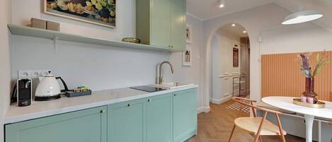 Fridge, stovetop, dishwasher, coffee/tea maker