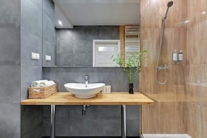Dusche, Haartrockner, Shampoo
