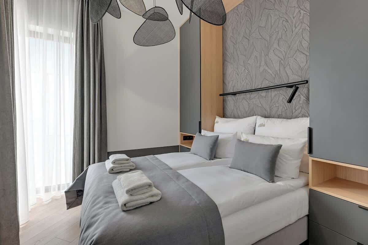 2 habitaciones, tabla de planchar con plancha, wifi y ropa de cama 