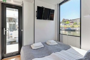 Fer et planche à repasser, lit de bébé portatif, Wi-Fi, literie fournie