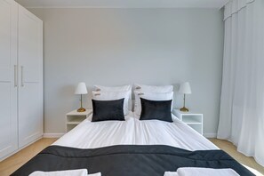 Tabla de planchar con plancha, cuna de viaje, wifi y ropa de cama 