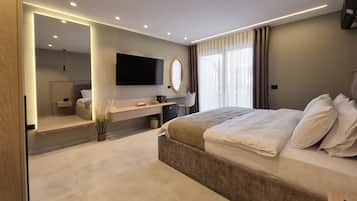 Deluxe tweepersoonskamer, balkon, uitzicht op stad | Een bureau, een laptopwerkplek, gratis wifi, beddengoed