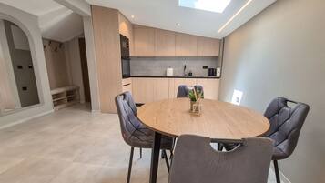 Appartement Confort, balcon, vue ville | Restauration