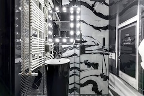 Bathroom - Jacuzzi Suite | River View & Sauna | MarilynMonroe (Gdańsk)