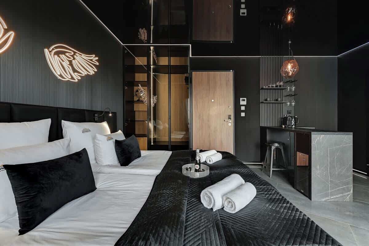 Een strijkplank/strijkijzer, wifi, beddengoed