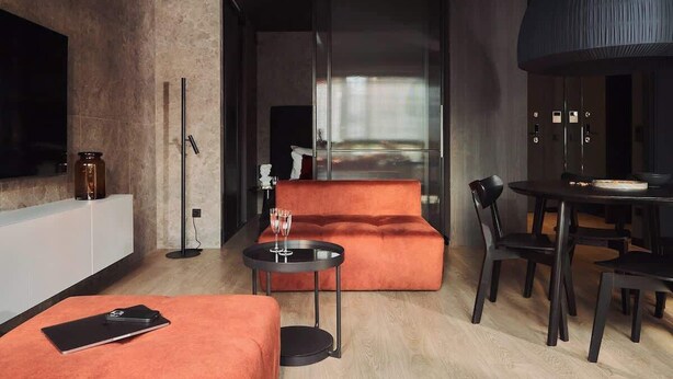 A modern living room with a sofa, a dining table, and a TV. - Scala 9 with Terrace | City Center | Parking (Gdańsk)