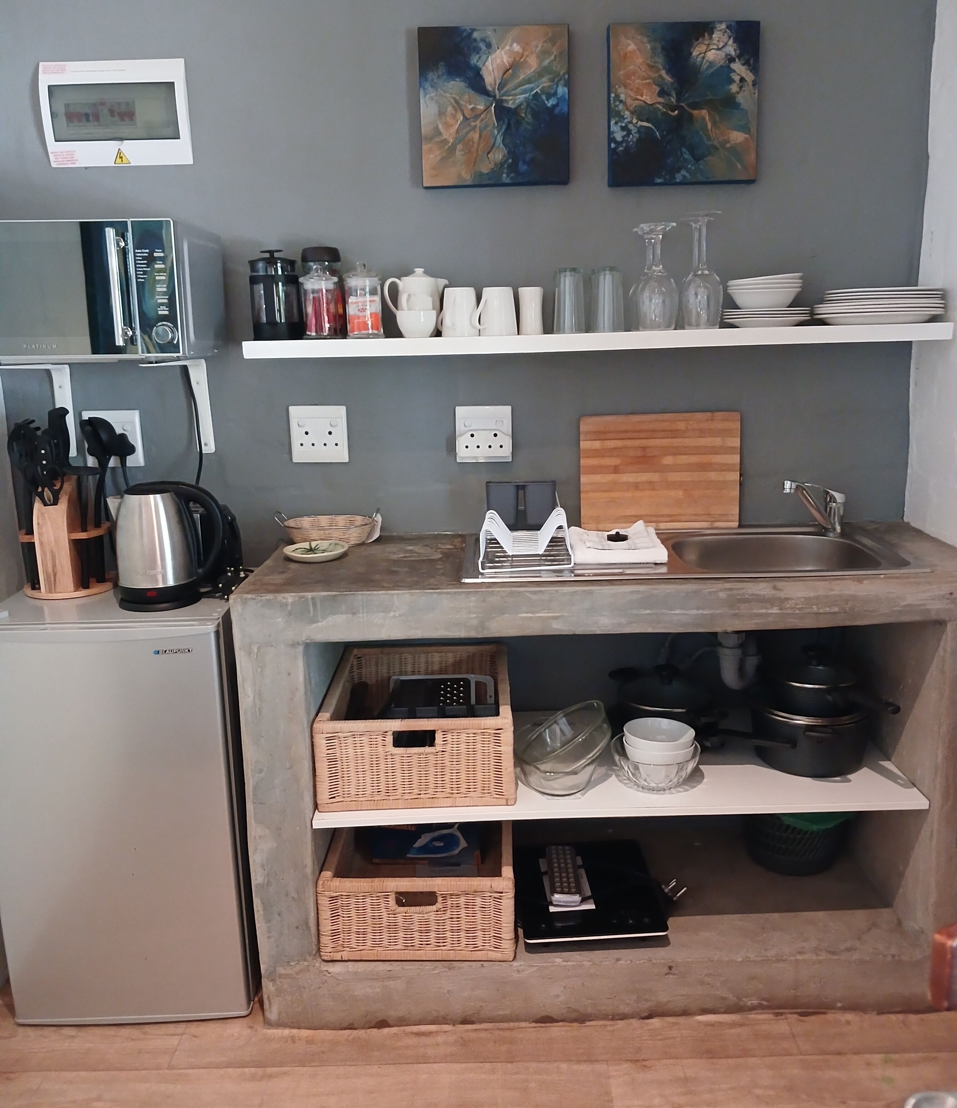 Habitación Deluxe con 1 cama matrimonial o 2 individuales, vista al jardín | Cocina privada | Parrilla de estufa, tetera eléctrica, tostadora y utensilios de cocina 