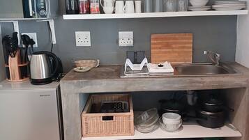 Habitación Deluxe con 1 cama matrimonial o 2 individuales, vista al jardín | Cocina privada | Parrilla de estufa, tetera eléctrica, tostadora y utensilios de cocina