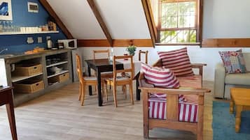 Deluxe Quadruple Room, Garden View | Living area
