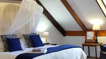 Deluxe-Vierbettzimmer, Gartenblick | Hochwertige Bettwaren, Bügeleisen/Bügelbrett, kostenloses WLAN