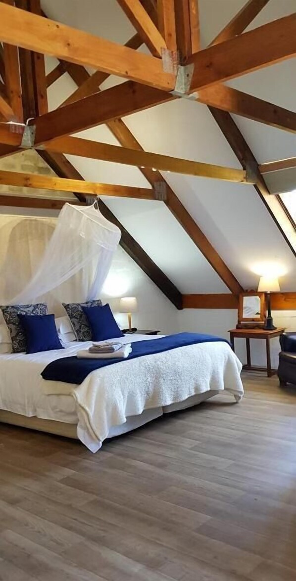 Habitación cuádruple Deluxe, vista al jardín | Ropa de cama de alta calidad y decoración personalizada 