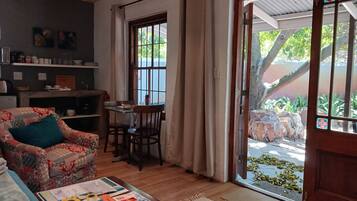 Estudio Deluxe, vista al jardín | Terraza o patio