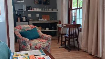Estudio Deluxe, vista al jardín | Servicio a la habitación