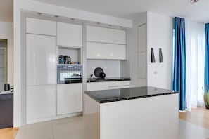 Kaffetrakter/tekoker, kjøleskap, ovn og kokeplater
