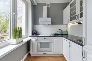 Wasserkocher mit Kaffee-/Teezubehör, Kühlschrank, Ofen, Herdplatte