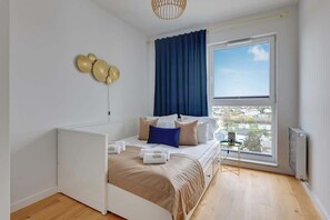 Een strijkplank/strijkijzer, wifi, beddengoed