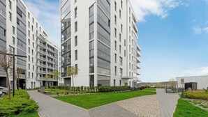 A modern apartment building with a central courtyard, paved walkways, and a grassy area. - Horizontal Sea & City view | Gdynia | 3 bedrooms (Gdynia)