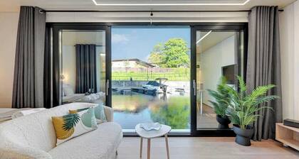 Houseboat Aurora | Old Town | Romantic | Sauna