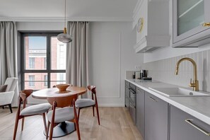 Wasserkocher mit Kaffee-/Teezubehör, Kühlschrank, Ofen, Herdplatte